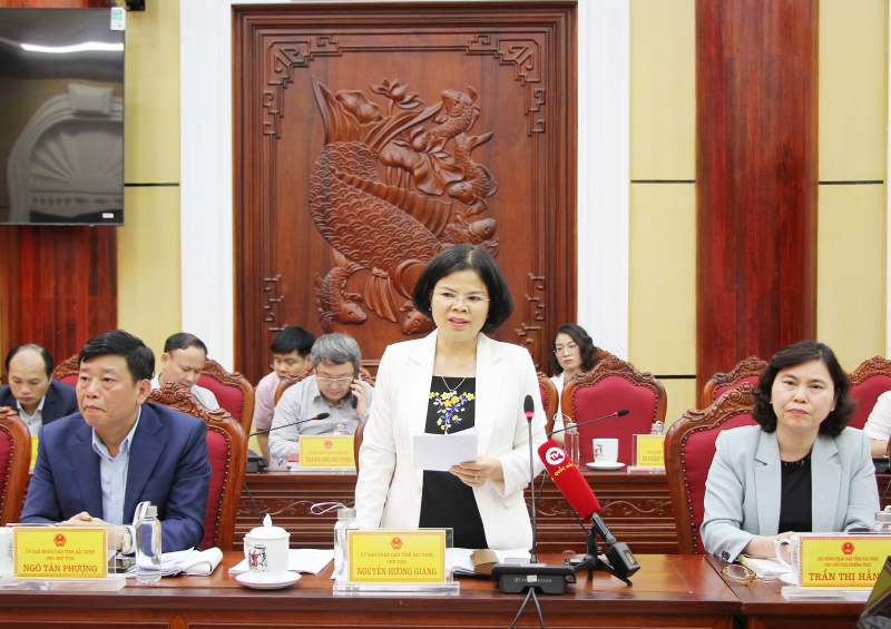 Chủ tịch UBND tỉnh Bắc Ninh Nguyễn Hương Giang báo cáo kết quả triển khai các chính sách tài khóa, tiền tệ